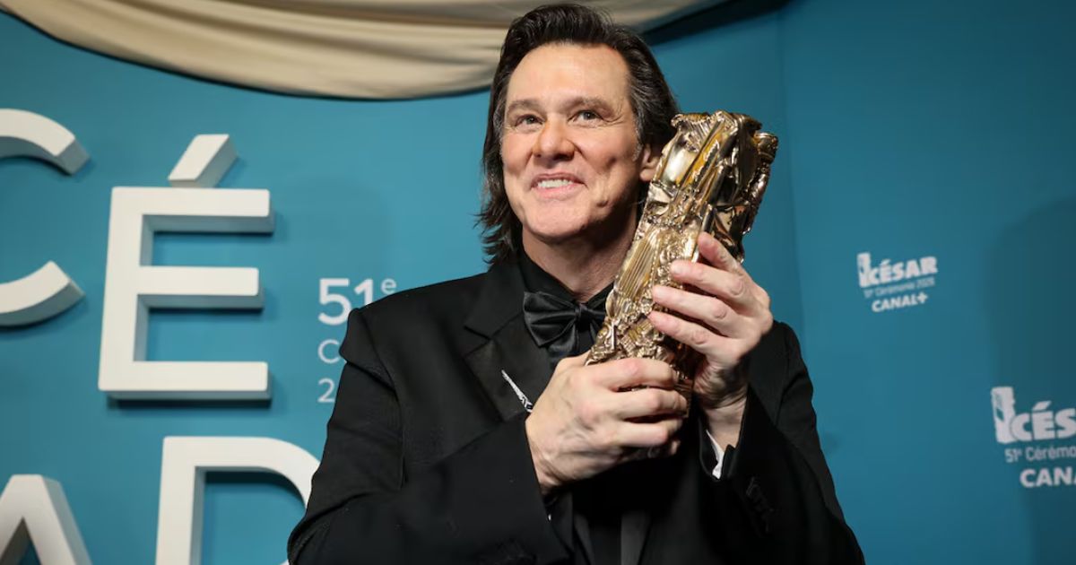 Jim Carrey reaparece en París, recibe un César y desata una ola de teorías en redes