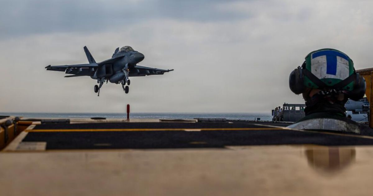 Un video de un supuesto avión iraní frente a un buque de EE. UU. se vuelve viral en plena escalada bélica